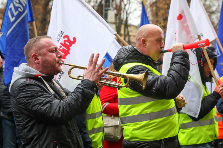 Kraków. Hutnicy protestują. Zablokowali ul. Basztową