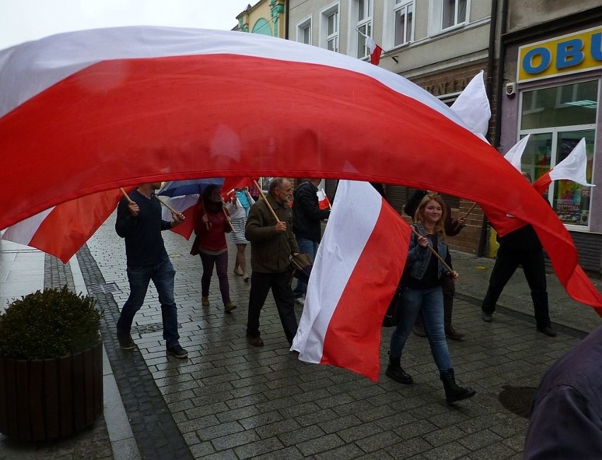 Święto polskiej flagi w Inowrocławiu. Marsz w deszczu [zdjęcia]