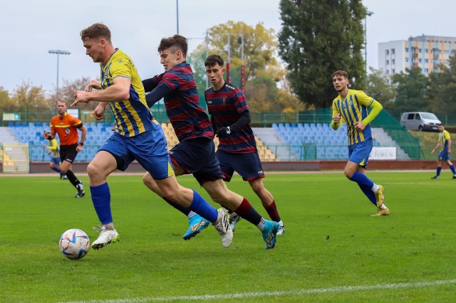 Piłkarze Elany Toruń (żółto-niebieskie stroje) spisują się najlepiej z zespołów z regionu kujawsko - pomorskiego w III lidze
