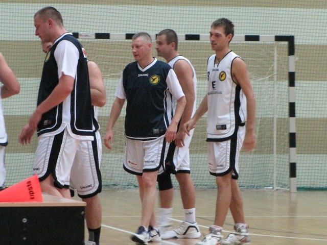 Koszykarze Sokoła na początku sezonu idą jak burza w rozgrywkach III ligi.