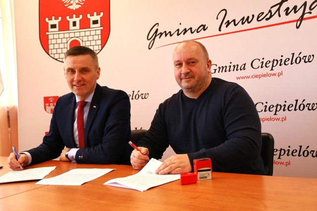 Umowę podpisali (od lewej): burmistrz Artur Szewczyk oraz Mariusz Skrok - przedstawiciel wykonawcy.