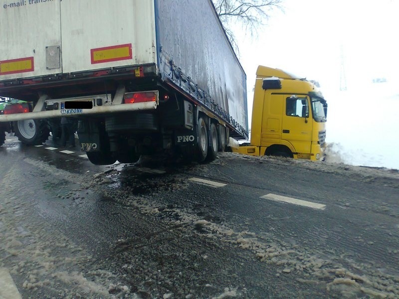 Krajowa "6" potwornie śliska. Tir wpadł do rowu [zdjęcia, wideo]