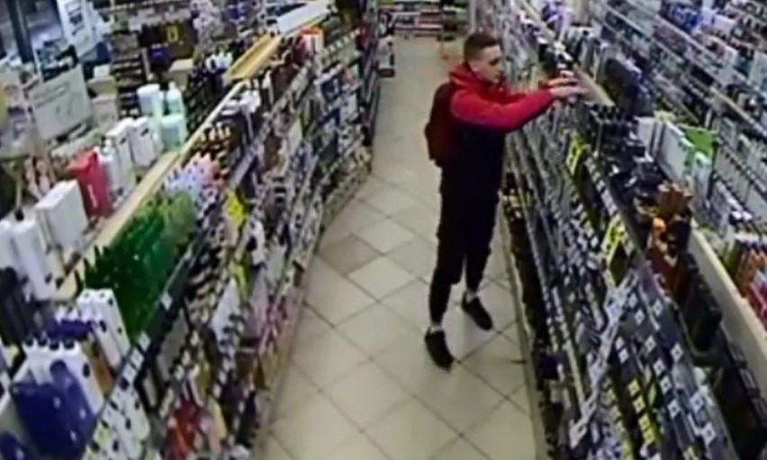 Ukradł perfumy ze sklepu w Gliwicach - szuka go policja....