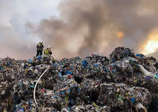 Pożar na składowisku odpadów w Siedliskach