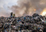 Pożar na składowisku odpadów w Siedliskach. Z ogniem walczyło 15 zastępów strażaków