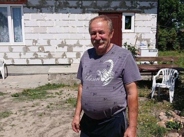 Dom Pana Zbyszka spalił się doszczętnie dwa lata temu. Dziś, dzięki wsparciu Fundacji „Jesteśmy Blisko” i armii ludzi wielkich serc na jego twarzy znów pojawił się uśmiech. Od pół roku mieszka w nowo wybudowanym domu.