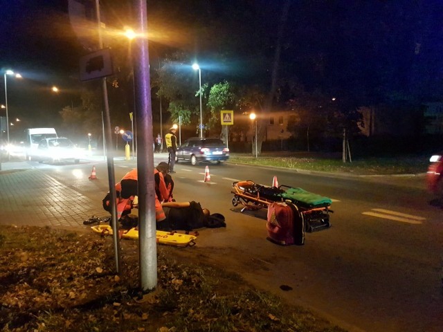 Szalał na skuterze na ul. Botanicznej w Zielonej GórzeSezon motocyklowy wkrótce się zakończy, jednak niektórzy użytkownicy jednośladów chcąc jeszcze nacieszyć się przyjemnością z jazdy, często przeceniają swoje umiejętności, co nierzadko kończy się upadkiem i utratą zdrowia. Do takiego właśnie zdarzenia doszło we wtorek (24 września) wieczorem na ul. Botanicznej w Zielonej Górze. - Jadący skuterem młody mężczyzna przewrócił się na jezdnię, a konsekwencje swojego upadku będzie ponosił jeszcze przez długi czas - informuje policja. Z relacji świadków wynikało, że 25-latek popisywał się swoimi umiejętnościami przed koleżankami. Niestety umiejętności okazały się niewystarczające. W pewnym momencie mężczyzna stracił panowanie nad pojazdem i przewrócił się uderzając w nawierzchnię na wysokości ul. Waszczyka. Upadek okazał się tak niefortunny, tak że mężczyzna nie mógł wstać i konieczne było wezwanie pogotowia ratunkowego. Gdy na miejsce przyjechali policjanci i pogotowie okazało się, że mężczyzna ma złamaną rękę i nogę. Po opatrzeniu przez zespół medyczny, 25-latek  został zabrany do szpitala.Był poszukiwany Jak informuje zielonogórska policja, podczas sprawdzania danych mężczyzny w policyjnej bazie okazało się natomiast, że 25-latek jest poszukiwany do odbycia kary. Po wyjściu ze szpitala, mężczyzna trafi wprost do aresztu, gdzie spędzi kilka miesięcy. WIDEO: KOSTRZYN NAD ODRĄ. Wypadek na niebezpiecznym skrzyżowaniu. Cztery osoby trafiły do szpitala