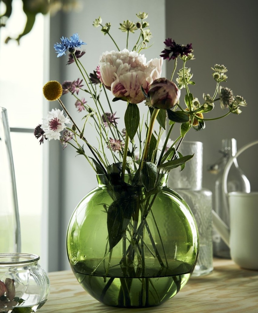 Niezwykle modny w tym roku wazon z kolorowego szkła