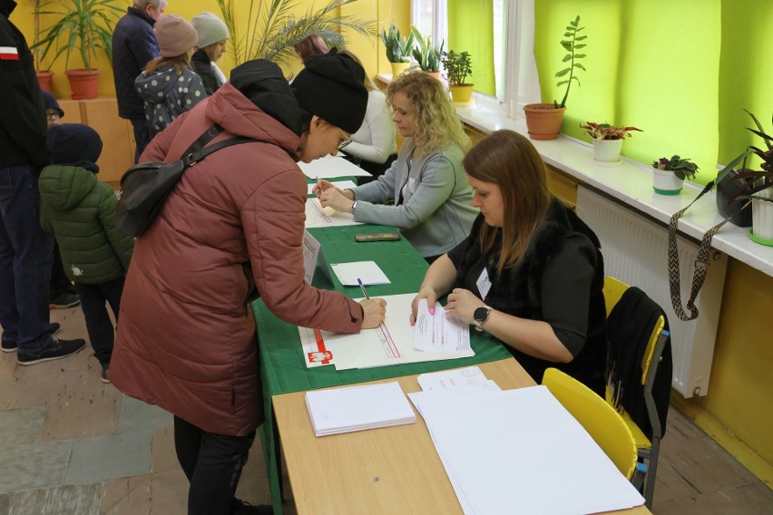 Wybory samorządowe 2024. W Tarnobrzegu mieszkańcy wybierają prezydenta miasta. Zobacz zdjęcia z największego lokalu wyborczego