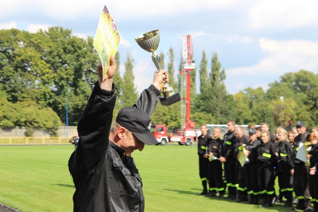 Dowódca OSP Przytoczna z dumą prezentował zwycięski puchar.