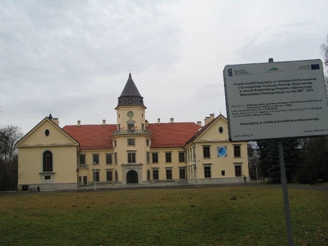 W 1999 roku Zamek w Dzikowie, w którym mieściła się szkoła rolnicza, ministerstwo rolnictwa przekazało samorządowi Tarnobrzega. Przekazano uczniów wraz z budynkiem i okolicznymi nieruchomościami. 