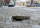 Na Starówce zima niszczy chodniki. Popękane płytki odpadają od podłoża
