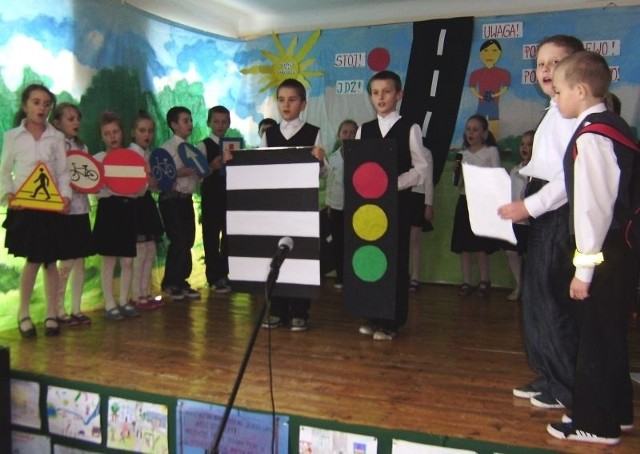 Uczniowie z Gorzkowa przygotowali program o zagrożeniach w ruchu drogowym.