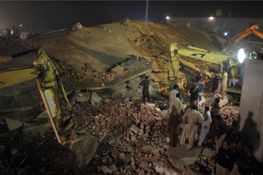 Zawalił się budynek fabryczny w Pakistanie. Nie żyje 15 osób
