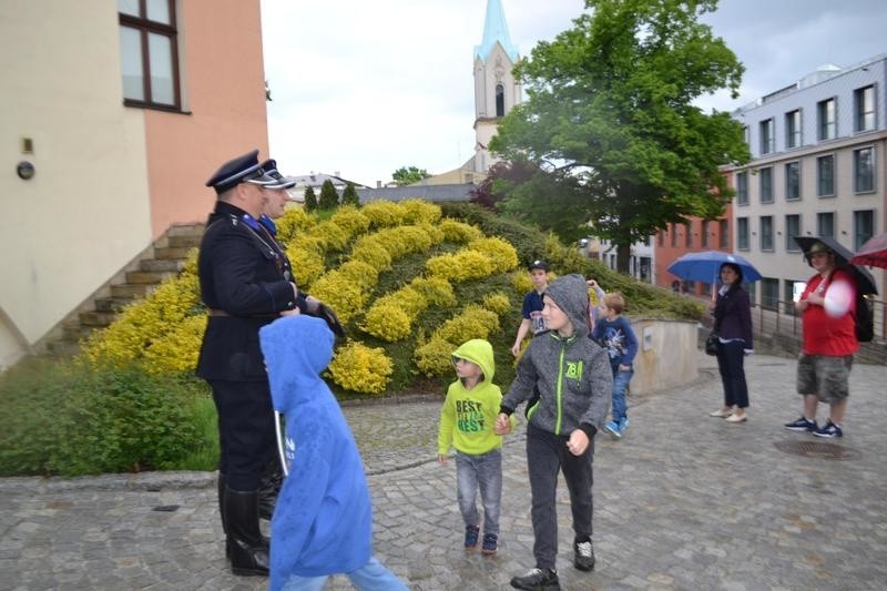 Niecodzienny policyjny patrol pojawił się w Oświęcimiu na ulicach Starego Miasta [ZDJĘCIA]