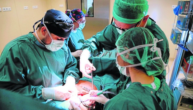 Tętniaka w brzuchu wykrywa proste USG, Poszerzone naczynie „naprawia” się operacyjnie