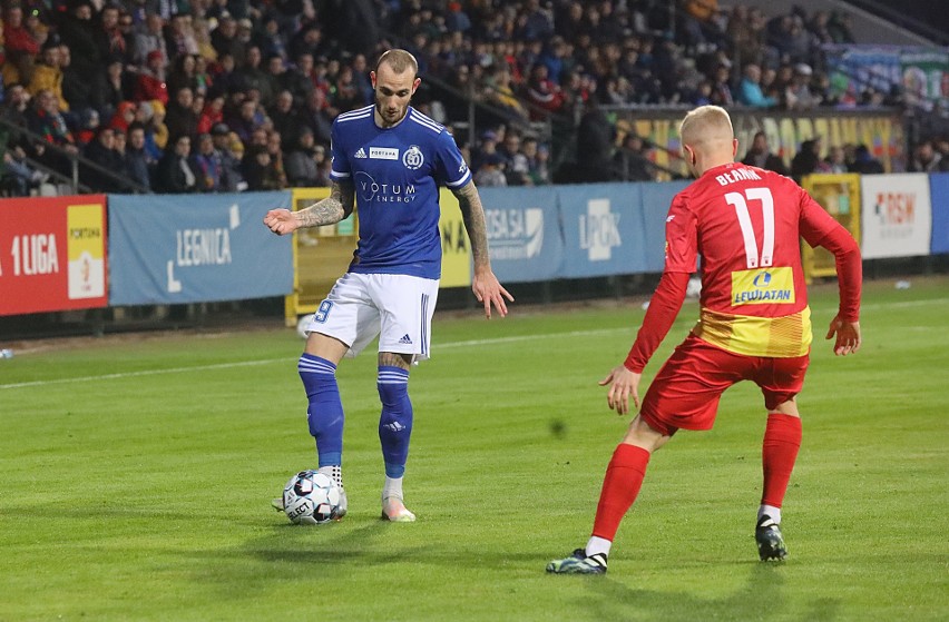 W meczu na szczycie Fortuna 1 ligi Korona Kielce zremisowała na wyjeździe z prowadzącą w tabeli Miedzią Legnica 1:1. Zobacz zdjęcia