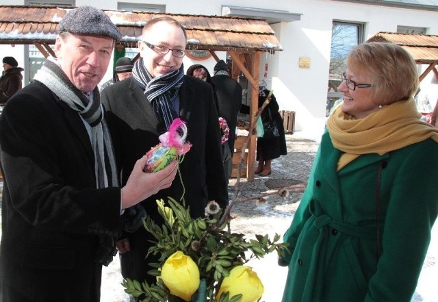 Minister Beata Oczkowicz w towarzystwie (od lewej) Henryka Milcarza, prezesa Wodociągów Kieleckich i posła Platformy Obywatelskiej Artura Gierady. 