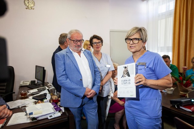 Przedstawiciele szpitala odebrali certyfikat ESO Angels w środę