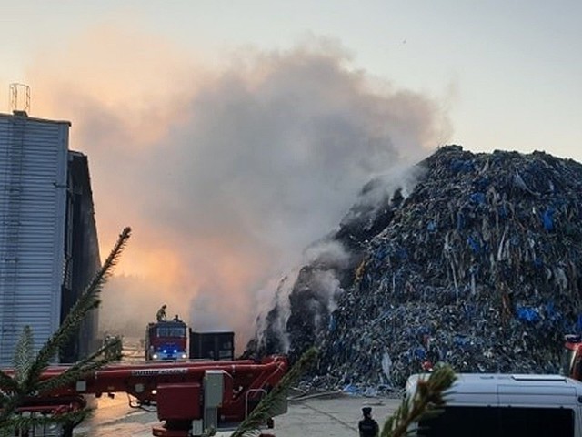 Studzianki. Sortownia śmieci paliła się ostatnio 27 marca 2020 roku. Pożar składowiska trwał 9 godzin