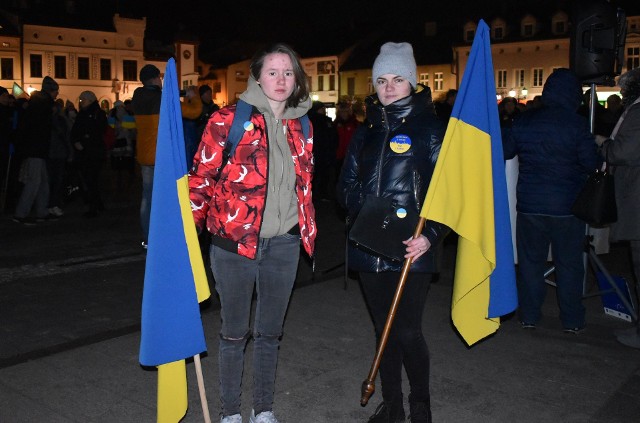 Na Rynku w Oświęcimiu odbył się protest przeciwko napaści na Ukrainę ze strony rosyjskiego agresora. Wśród uczestników były dwie młode Ukrainki, którym udało się wydostać z ogarniętego wojną kraju i znaleźć schronienie w Oświęcimu