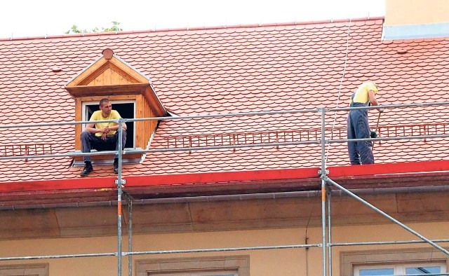 Efekty wymiany pokrycia dachowego widać już bardzo dobrze. To jednak dopiero pierwszy z czterech etapów prac. Cały dach ma powierzchnię 8 tysięcy metrów kwadratowych