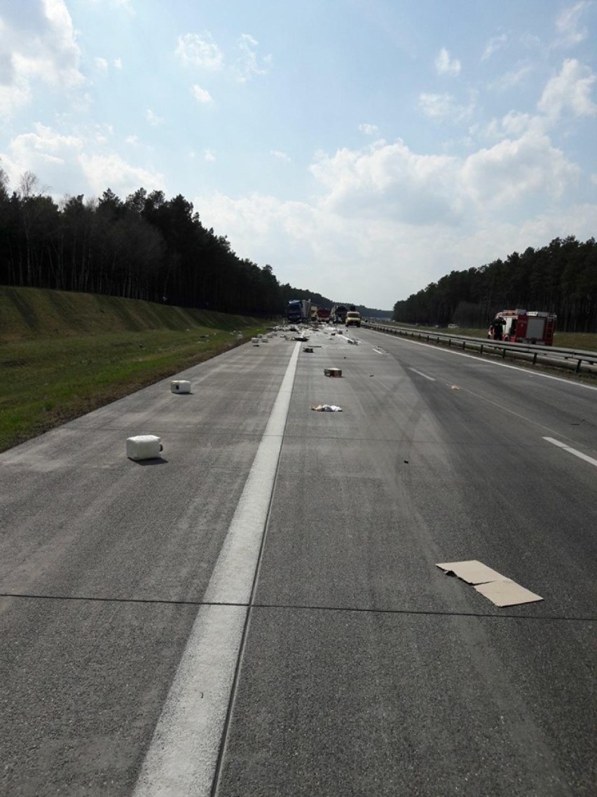 Wypadek na A2: Zderzyły się dwa TIR-y. Jeden z nich...