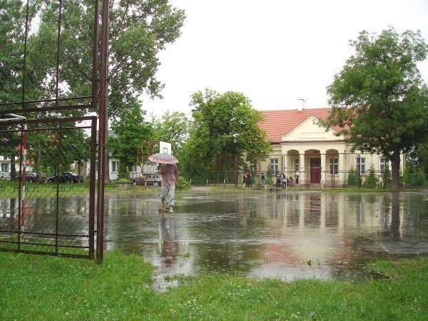 Boisko nazywane przez młodzież &quot;placem górnika&quot; sąsiaduje z jednym z budynków dawnej &quot;Kozyrówki&quot; (z tyłu) szkoły zawodowej, dziś szkoły średniej.