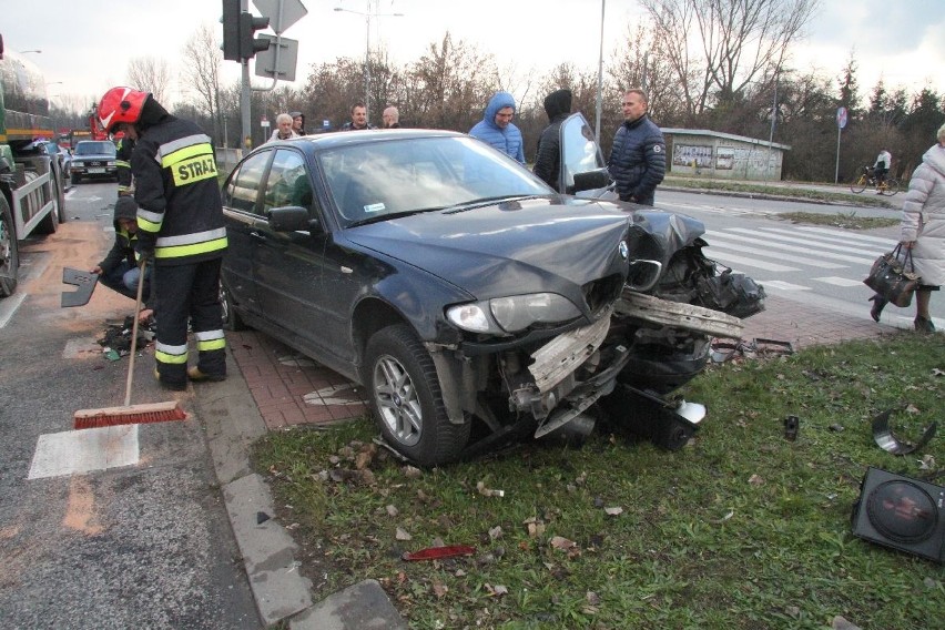 Wypadek w Kielcach. Zderzyły się ciężarówka, dostawczak i dwie osobówki 