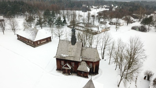 Muzeum Wsi Kieleckiej w Tokarni od poniedziałku, 1 lutego, jest otwarte dla zwiedzających. To świetny sposób na spędzenie wolnego czasu, zwłaszcza że Park Etnograficzny zimą prezentuje się naprawdę zachwycająco.Wnętrza obiektów nie są co prawda dostępne, jednak można zdecydować się na spacery po pięciu unikatowych sektorach skansenu. Po warstwą białego puchu całość prezentuje się przepięknie, niczym mroźna, bajkowa kraina.Można się wybrać nad Czarną Nidę oraz do lasu. Można również odwiedzić kozy i owce, które czekają w zagrodach. Na kolejnych slajdach zobaczcie, jak pięknie Park prezentuje się z lotu ptaka >>>