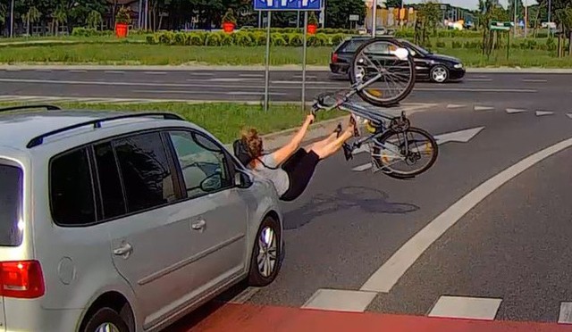 Kierowca volkswagena potrącił rowerzystkę na rondzie Batorego w Zielonej Górze