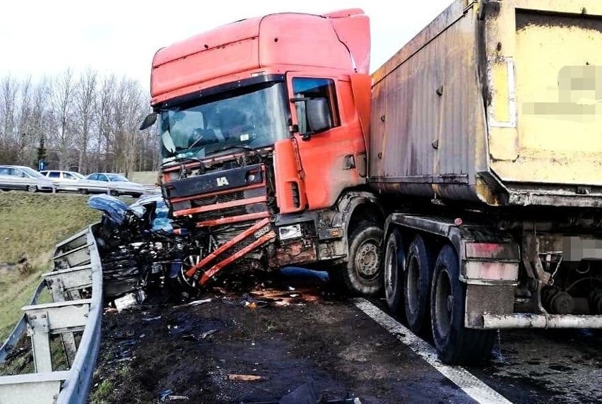 Czerwonka. Wypadek na DK 8. Ciężarówka zderzyła się z osobówką