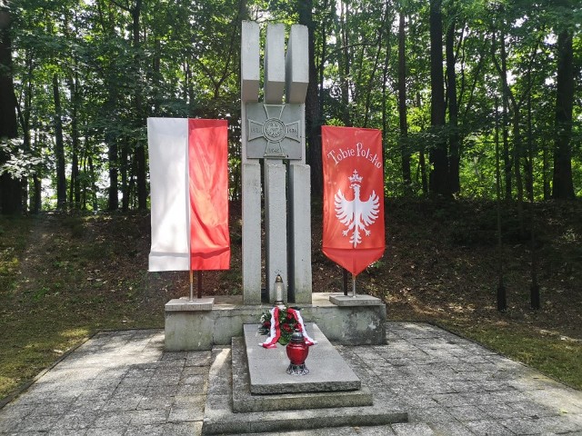 Upamiętnienie odbędzie się pod pomnikiem między Dąbrówką Łubniańską a Jełową.