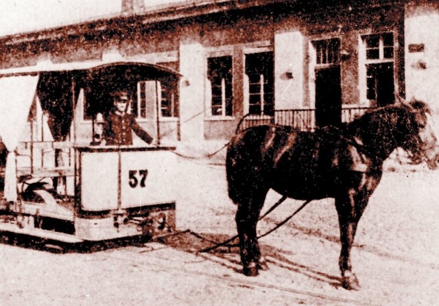 Wagon letni z obsługą - koniem, woźnicą i konduktorem. Fotografia rownież z ok.1895 roku.