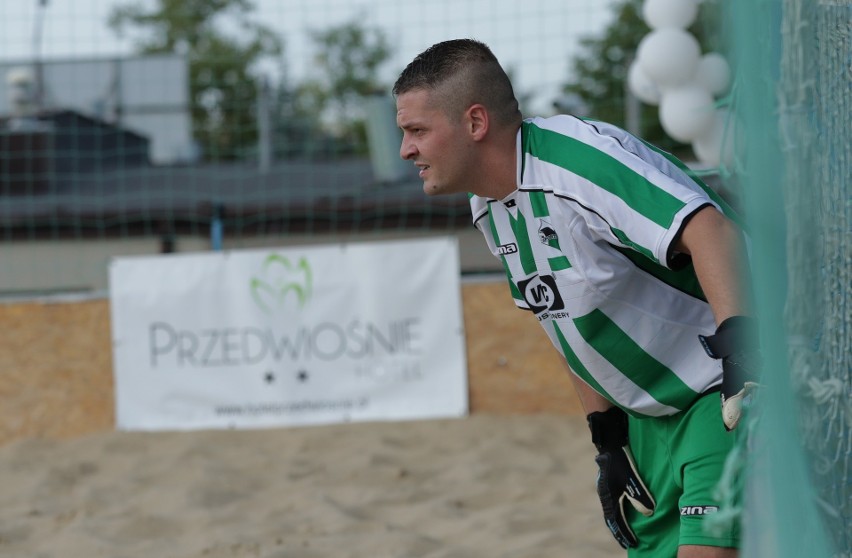Firma MOZ Zdzisława Mojeckiego zorganizowała plażowe trójki piłkarskie na Basenie Letnim w Kielcach [ZDJĘCIA]