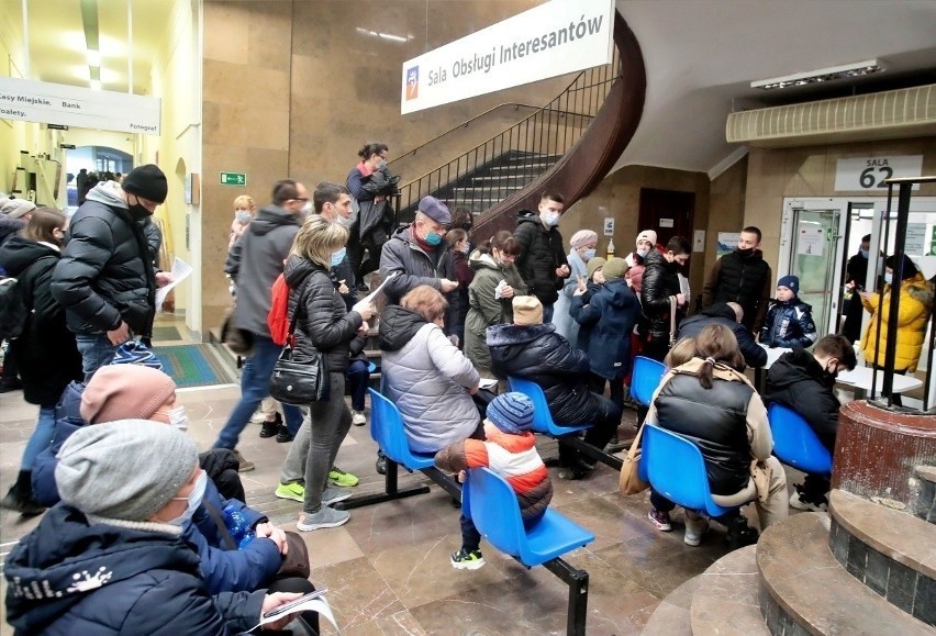 Setki uchodźców z Ukrainy stanęło w kolejce po nadanie numeru PESEL. To pomoże im przy kolejnych formalnościach