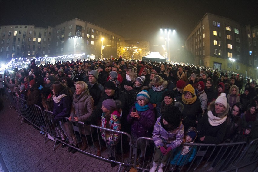 Sylwester w Sosnowcu: mieszkańcy bawili się przed Urzędem Miasta [ZDJĘCIA]