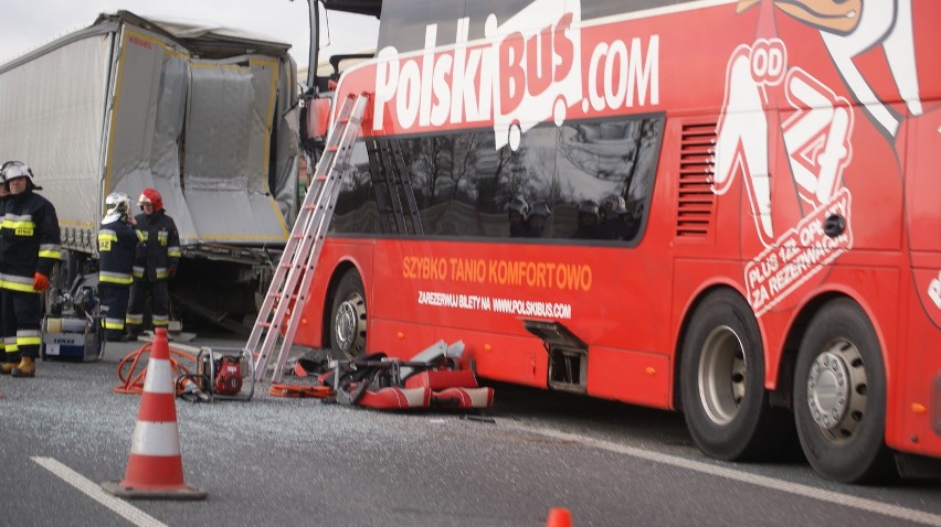 Wypadek Polskiego Busa na A2 koło Skierniewic. Jedna osoba nie żyje, wielu rannych [ZDJĘCIA,FILM]