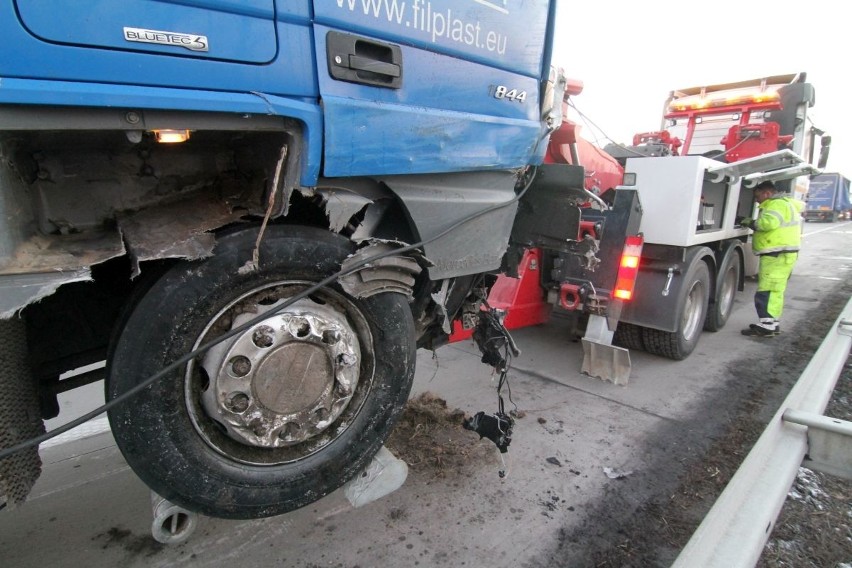 Wypadek tira wiozącego okna na autostradzie A4