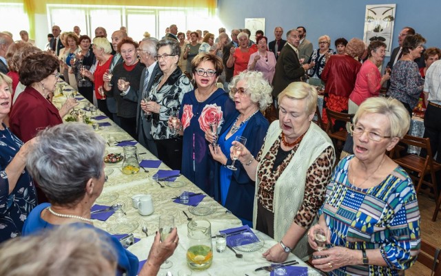 Dziś (czwartek)  Klub Seniora "Trzeci wiek" działający przy Domu Kultury Modraczek w Bydgoszczy świętował Dzień Seniora. Były toasty, występy i dużo ciepłych życzeń. Zobaczcie naszą fotorelacjęKlub Seniora  przy bydgoskim  Modraczku jest wyjątkowy - działa od 1975 r., zrzesza 130 osób, a kolejnych 40 czeka w kolejce. Dzisiaj świętował Dzień Seniora. Działalność klubu „Trzeci wiek”, funkcjonującego w Domu Kultury Modraczek w Bydgoszczy to najlepszy dowód, że bydgoscy seniorzy są wyjątkowo aktywni. - Trudno się do nas dostać - podkreśla prezes klubu Jadwiga Szeliga. - W tej chwili mamy już 40 oczekujących osób.Bal maskowy dla seniorów w bydgoskim Modraczku. Zobacz zdjęcia!Modraczkowi seniorzy co tydzień spotykają się na wieczorach tanecznych, mają warsztaty tematyczne, wyjazdy integracyjne, uczestniczą w forach, kongresach, angażują się społecznie. Od 2013 roku przy klubie działa zespół wokalny Modraczek", a od października 2014 grupa teatralna "Jesienne Kwiaty". W tym roku klub obchodzi 40-lecie działania w Domu Kultury Modraczek. Gratulujemy pięknego jubileuszu!Piraci drogowi w regionie. Niemal doprowadzili do tragedii!  [wideo - program Stop Agresji Drogowej 4]