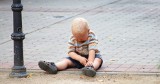 Ełk: 3-letnie dziecko chodziło samotnie po ulicach miasta. Chłopiec wymknął się spod opieki wujka i wyszedł samodzielnie z mieszkania