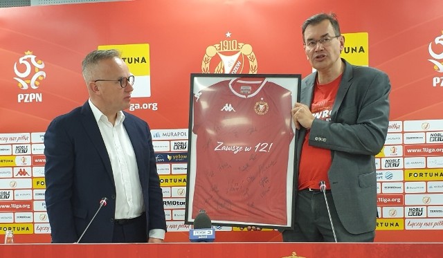 Tomasz Stamirowski wręcza Tomaszowi Tomczakowi symboliczną koszulkę z napisem „Zawsze w 12”