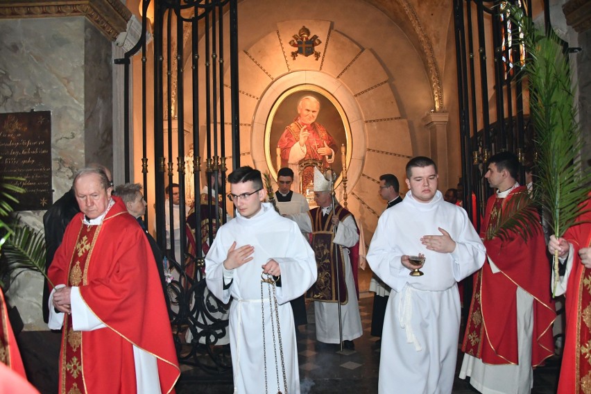 Biskup Marian Florczyk: Niech Jan Paweł II żyje w naszej pamięci - mówił. Dziękował kibicom Korony Kielce za to, że pamiętają o papieżu