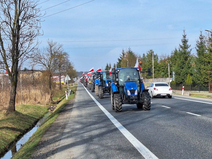 Rolnicy z powiatu kieleckiego protestowali w Kostomłotach Drugich. Blokowali krajową „74". Były utrudnienia