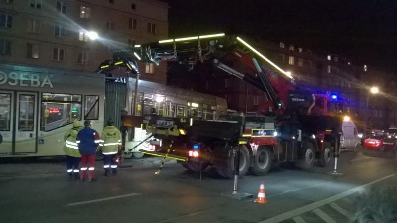 Wrocław: Tramwaj linii nr 4 wykoleił się na ul. Grabiszyńskiej (OBJAZDY) 