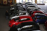 Sprzedaż nowych samochodów odbija się od dna