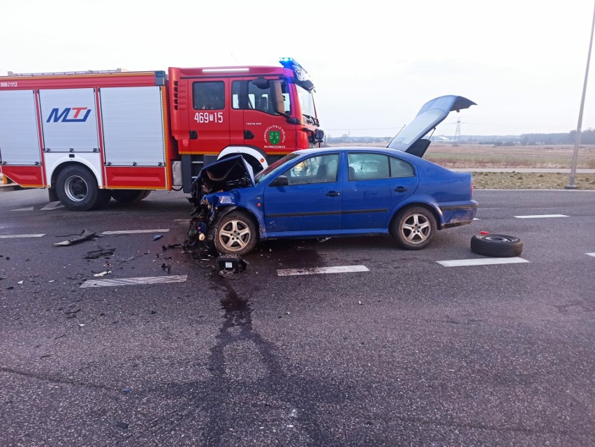 W Samostrzałowie doszło do zderzenia osobówki i ciężarówki.