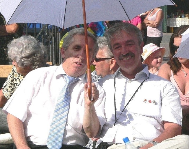 Burmistrz Adam Bodzich (z lewej) jego gość pod parasolem.