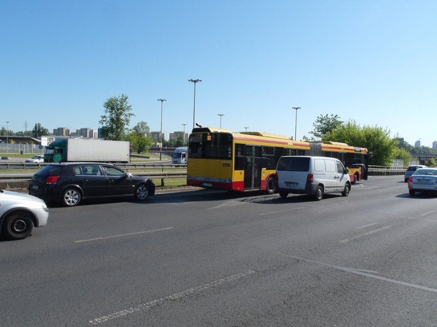 Zderzenie autobusu i samochodu na al. Bandurskiego. Utrudnienia dla kierowców