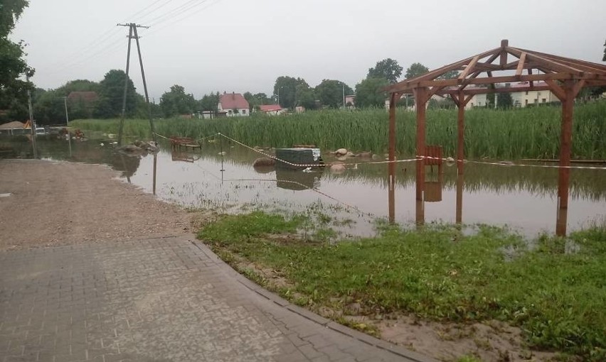 Powódź w Miastku. Silna ulewa zalała ulice. Straż pożarna...